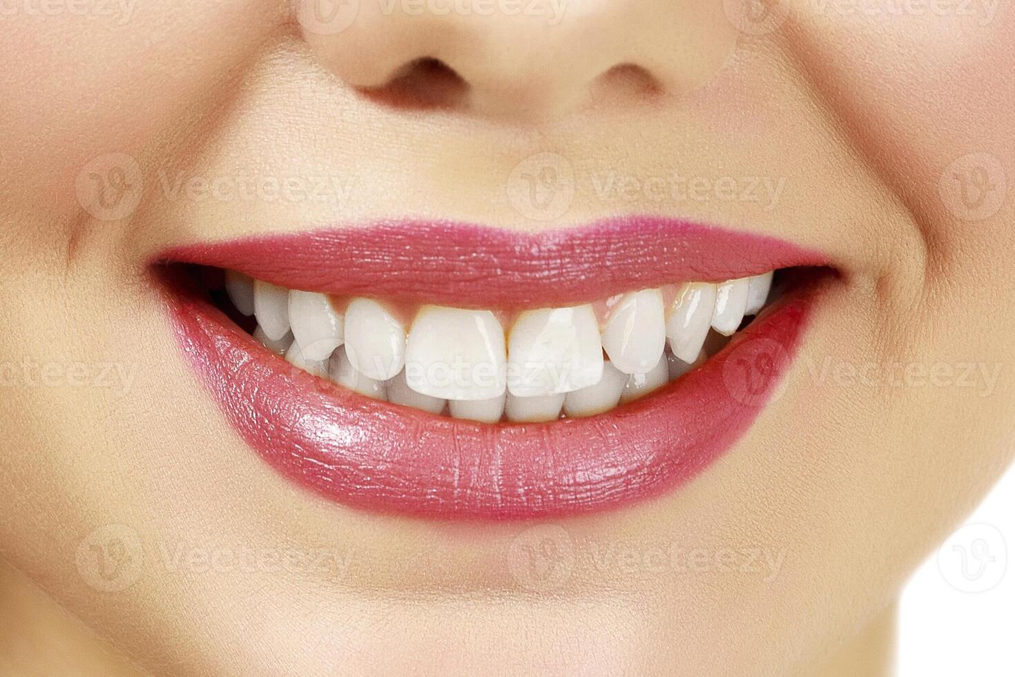 bonito mujer sonrisa en contra blanco antecedentes foto