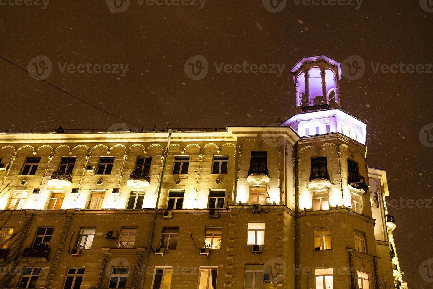 iluminado casa en Moscú ciudad en invierno noche foto