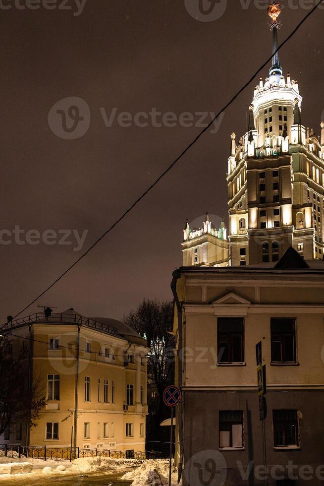 casas y rascacielos en Moscú ciudad en noche foto
