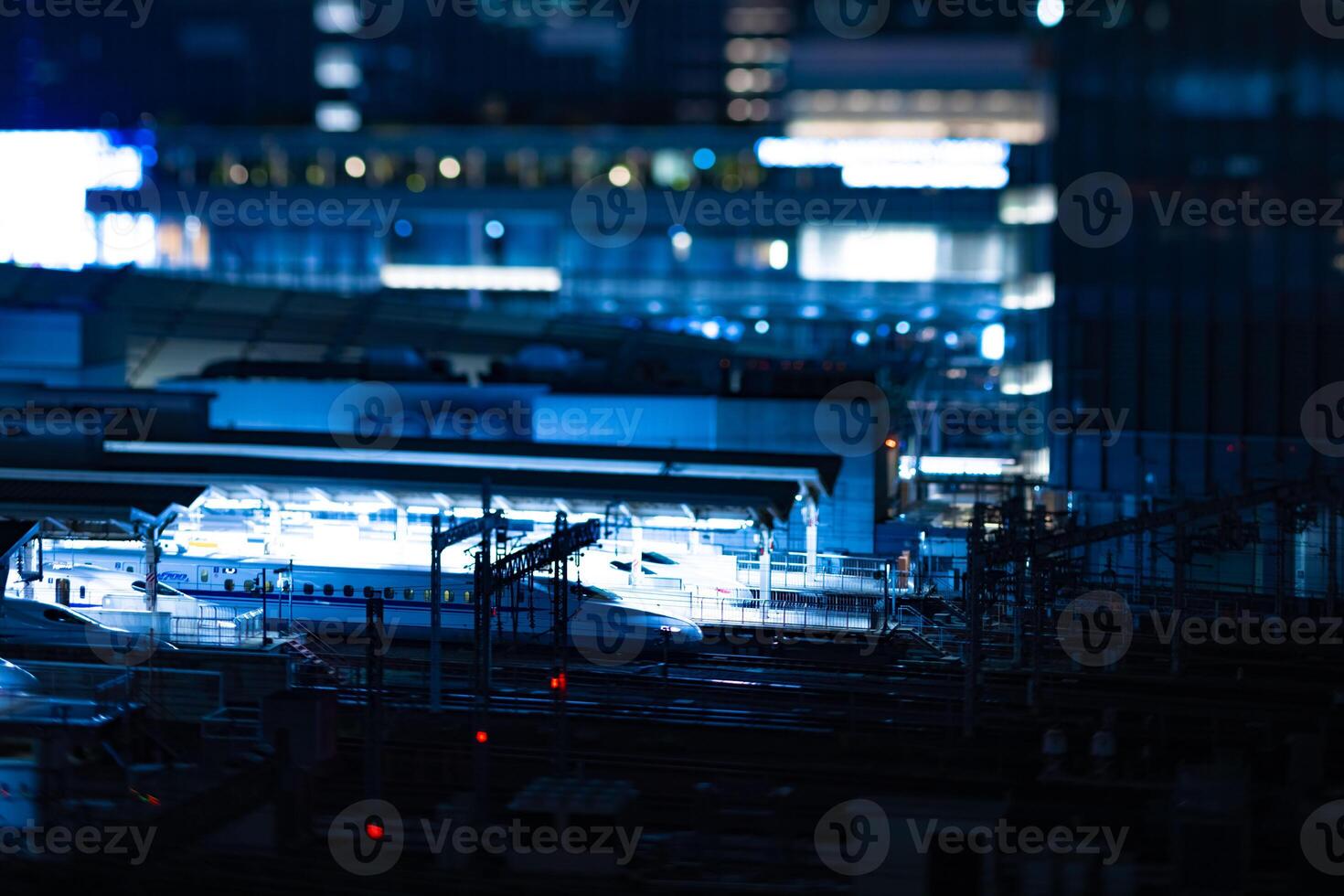 un noche miniatura paisaje urbano en frente de tokio estación cambio de inclinación foto