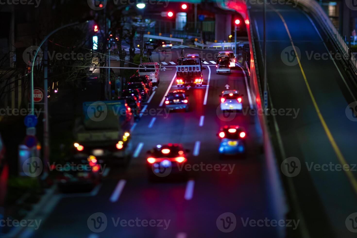 un noche miniatura tráfico mermelada a yámate avenida en tokio foto