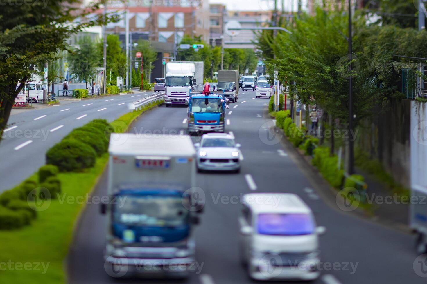 un miniatura tráfico mermelada a el urbano calle en tokio foto