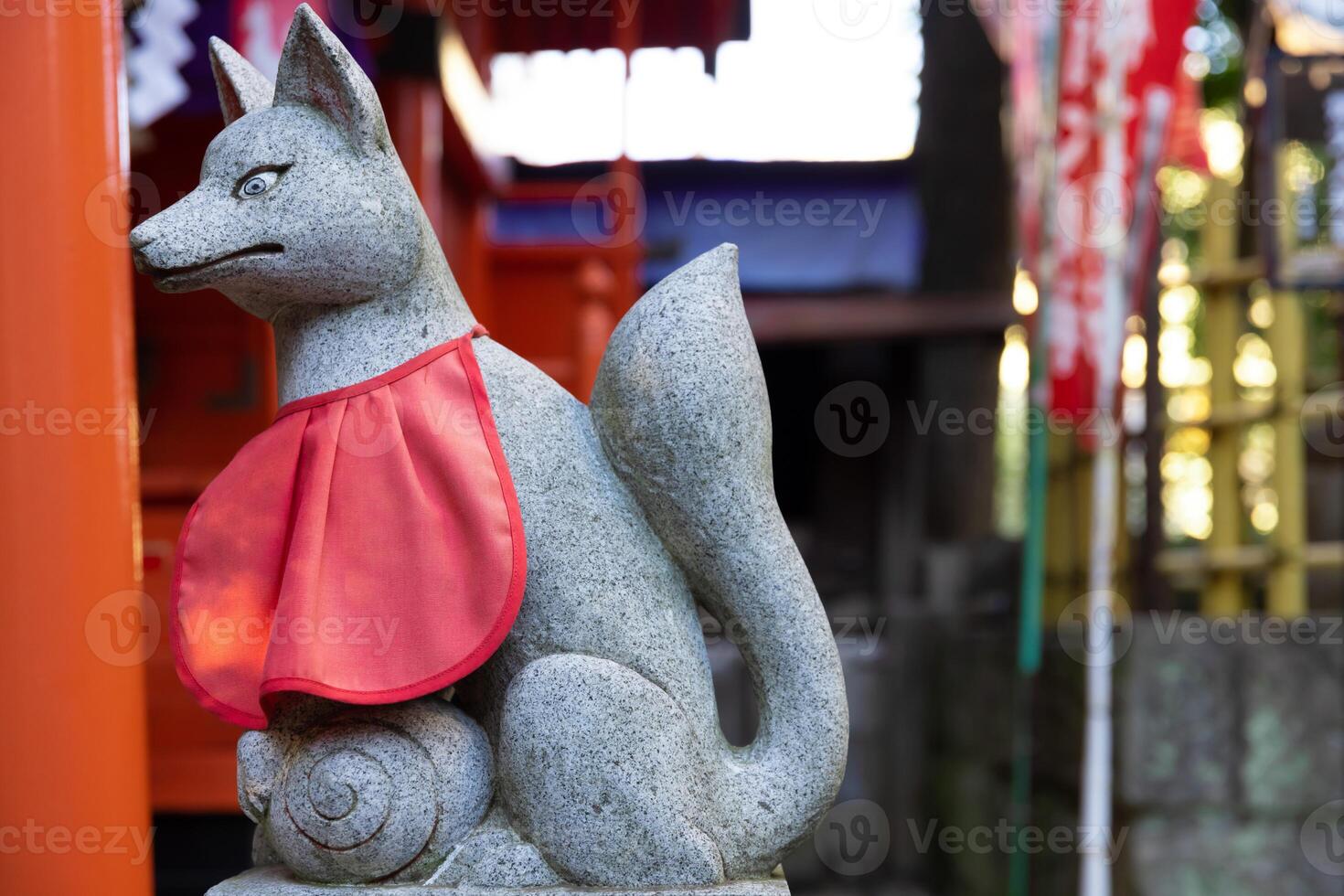 un estatua de zorro a japonés santuario foto