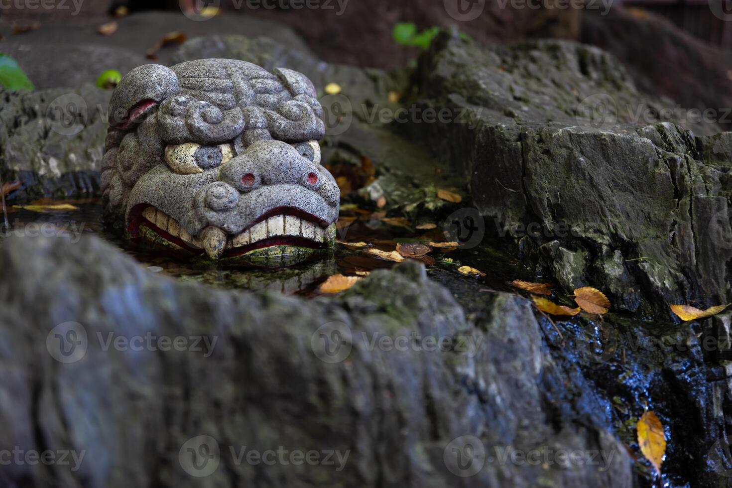 un estatua de guardián perro a japonés santuario foto