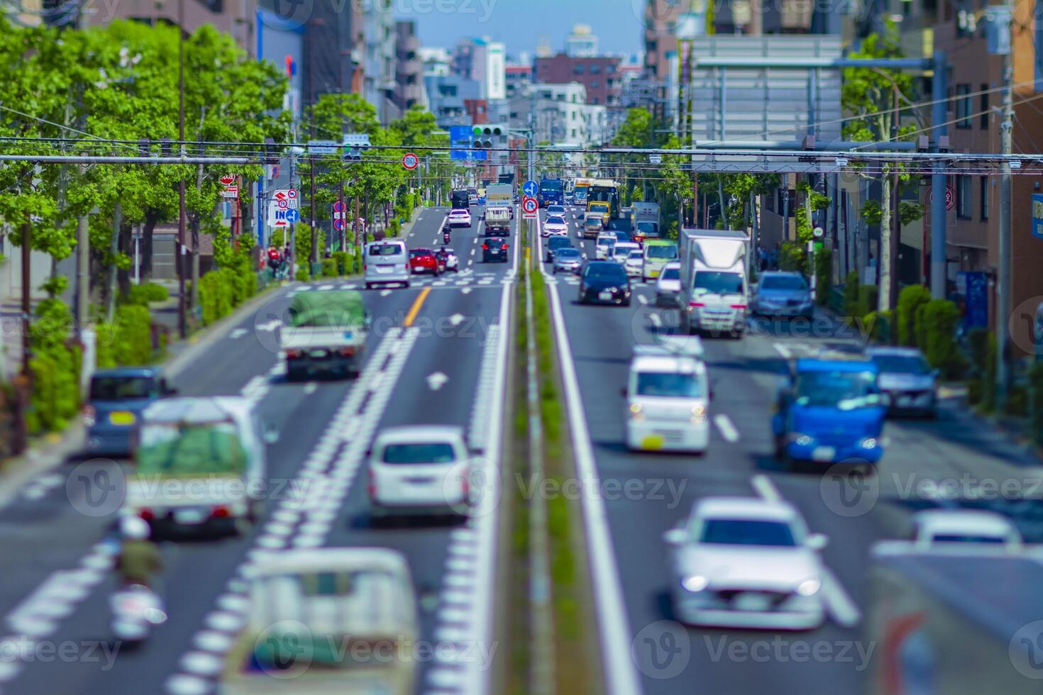 un miniatura tráfico mermelada a el urbano calle en tokio foto