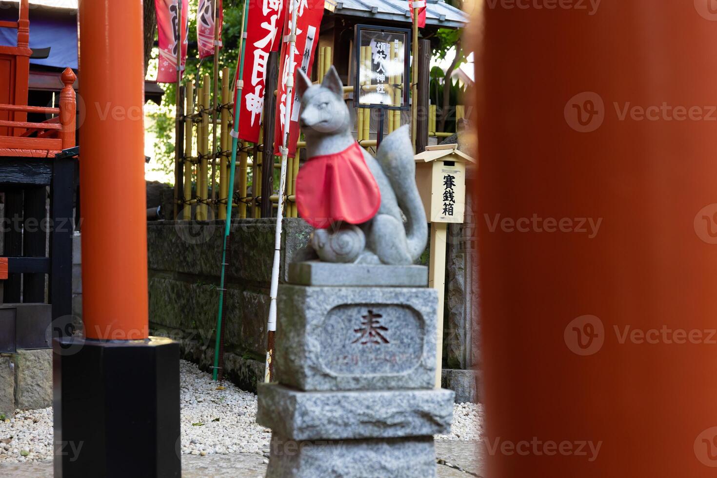 un estatua de zorro a japonés santuario foto