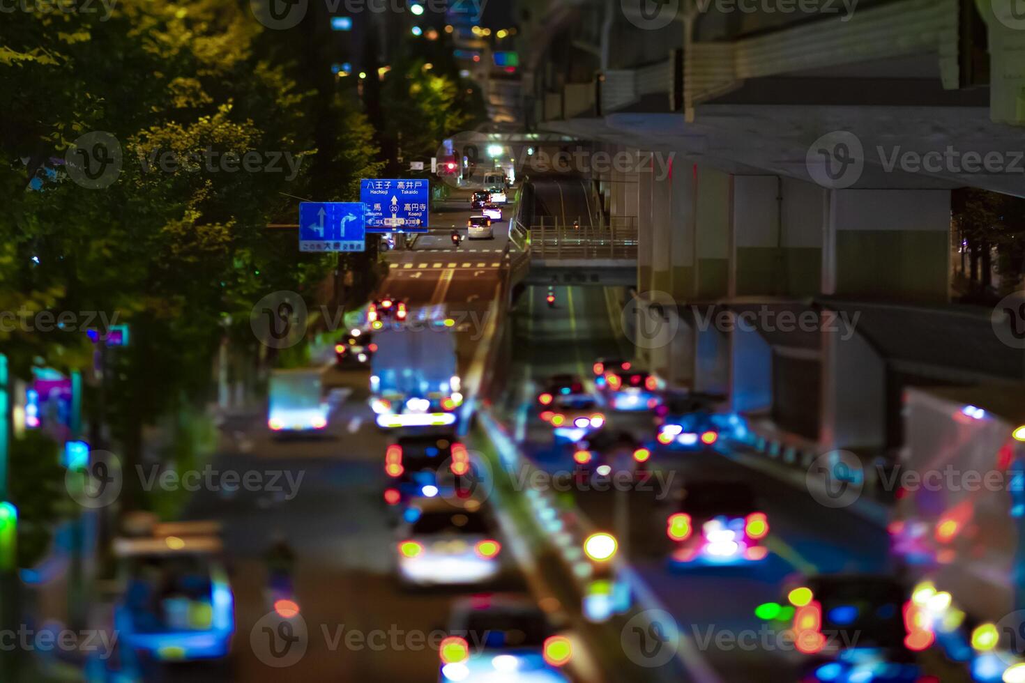 un noche miniatura tráfico mermelada debajo el autopista en tokio foto