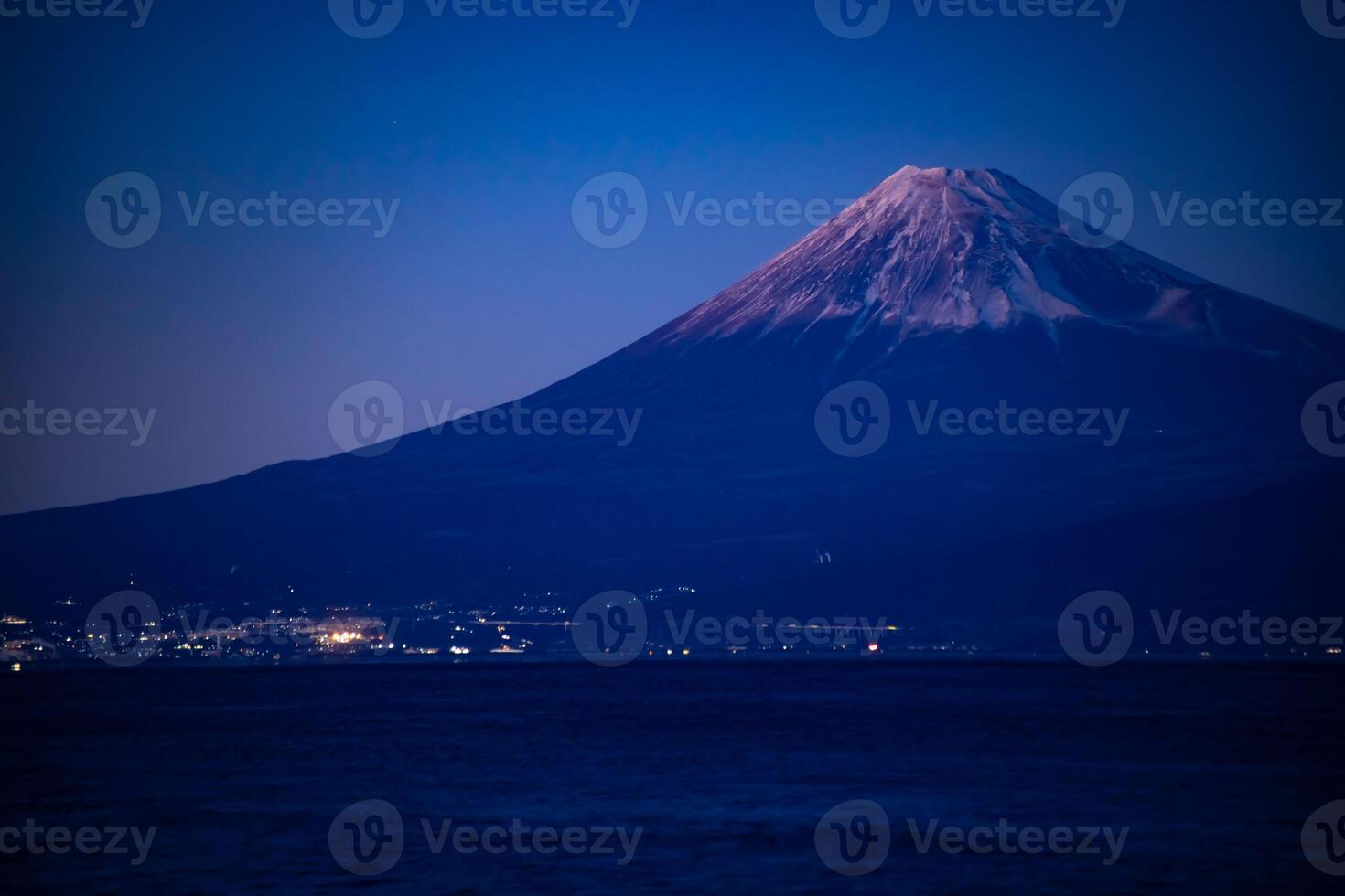 un puesta de sol de Monte Fuji cerca suruga costa en shizuoka foto