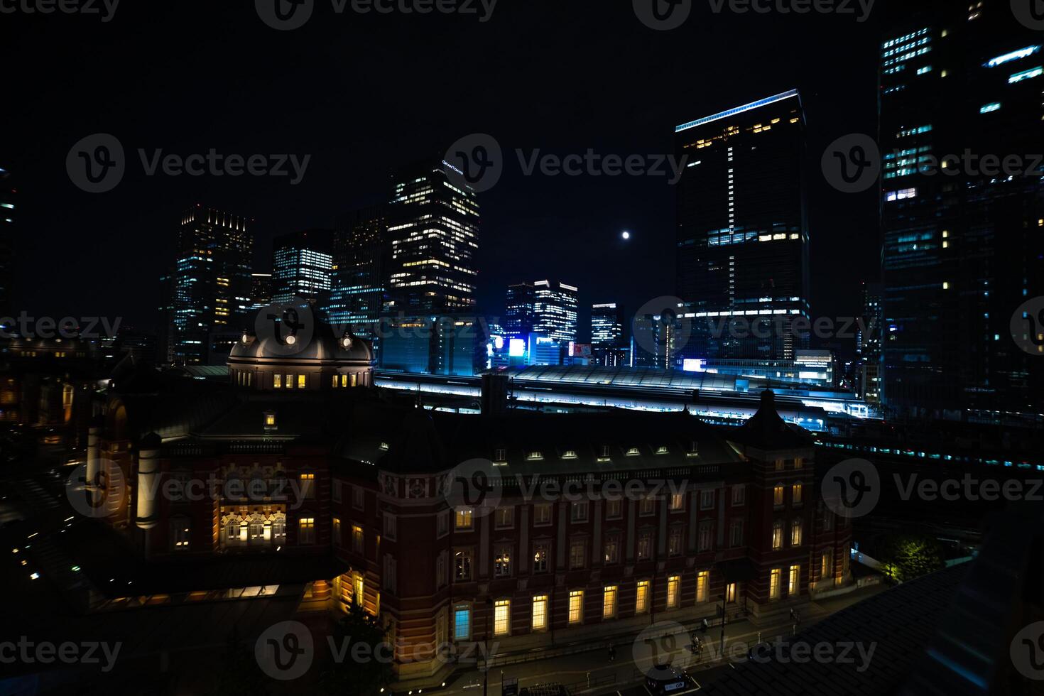 un noche panorámico paisaje urbano en frente de tokio estación foto