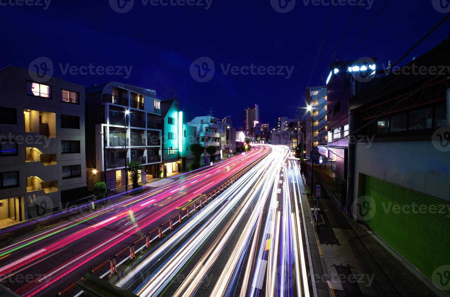 un noche tráfico mermelada a el urbano ciudad calle amplio Disparo foto