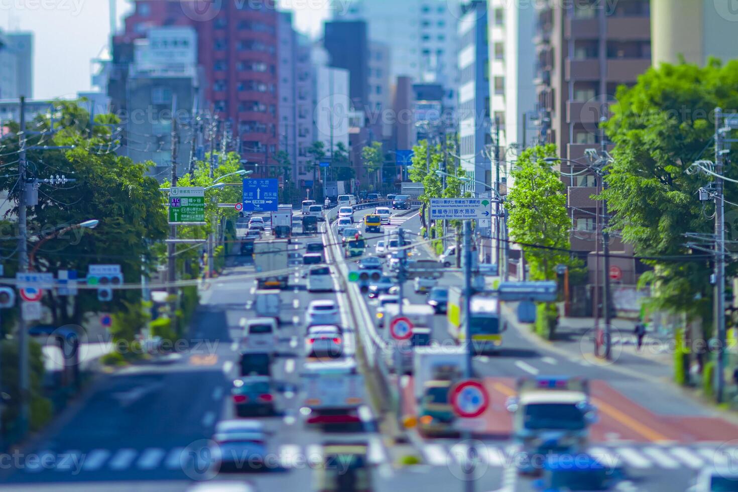 un miniatura tráfico mermelada a el urbano calle en tokio foto