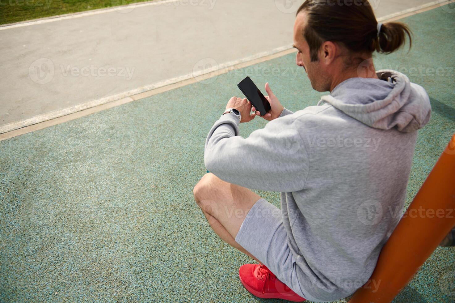 posterior ver de un atleta hombre comprobación deporte solicitud y inteligente reloj después capacitación. foto