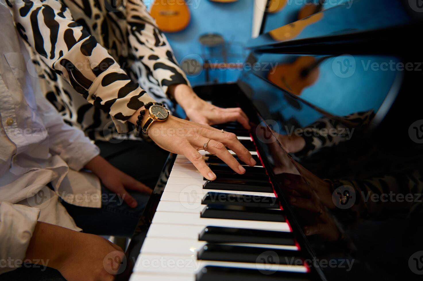 de cerca mujer profesor manos conmovedor piano llaves mientras jugando grandioso piano con su estudiante chico en el música clase foto