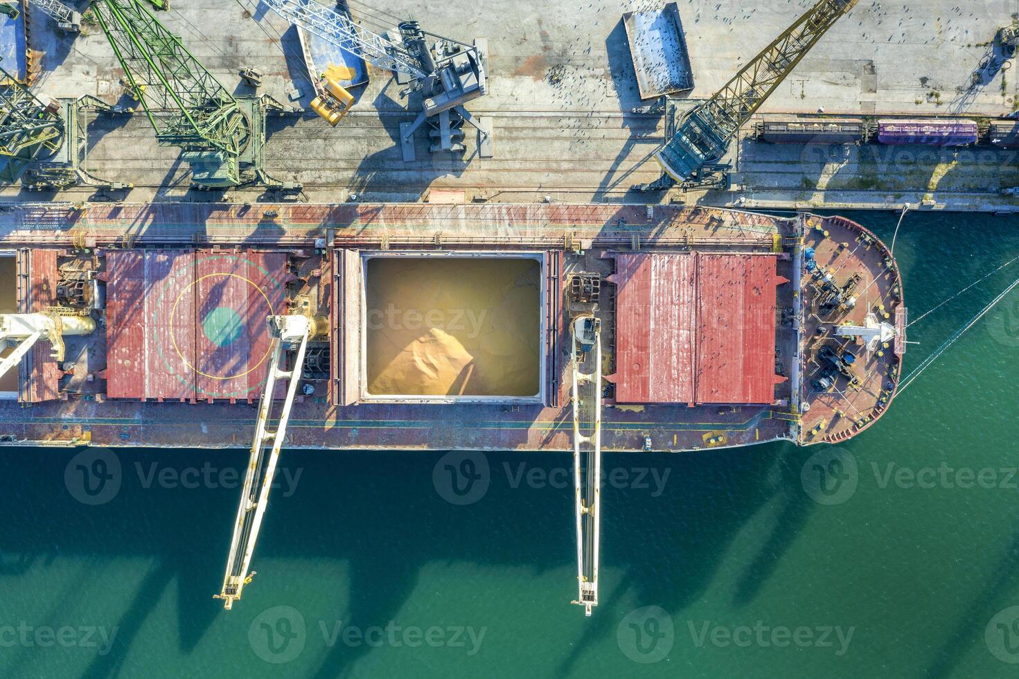 parte superior ver desde un zumbido de un grande Embarcacion cargando grano para exportar. agua transporte foto