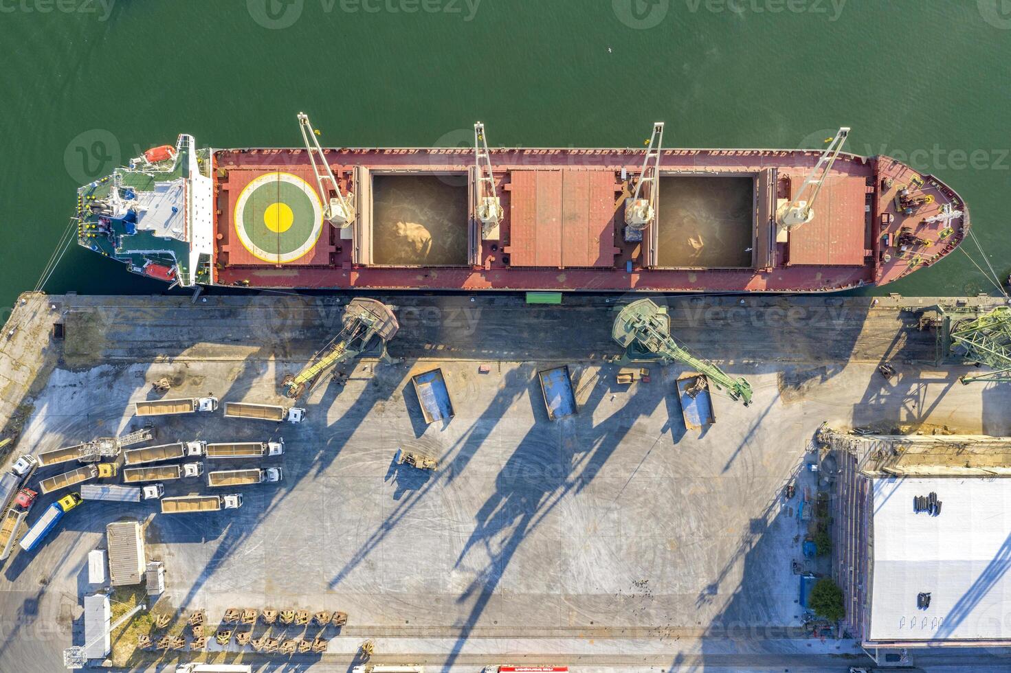 parte superior ver desde un zumbido de un grande Embarcacion cargando grano para exportar. agua transporte foto