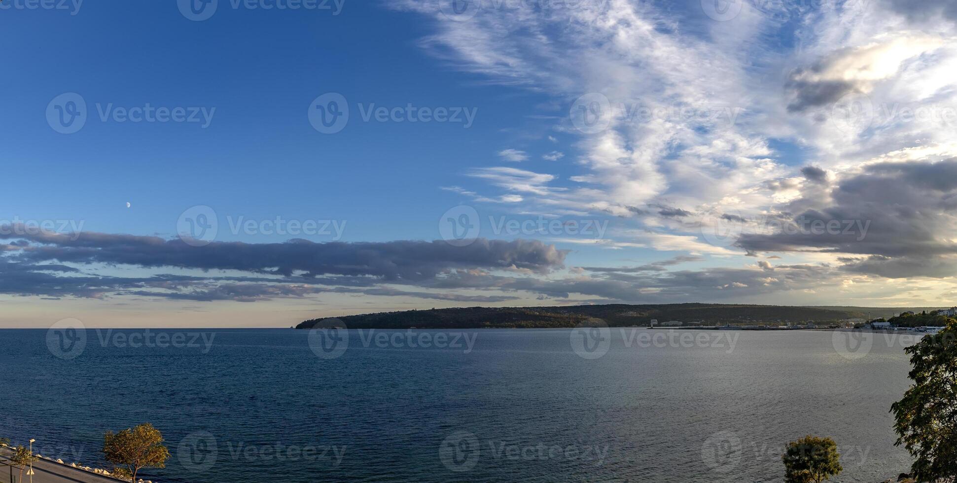 panorámico ver a mar bahía y nublado puesta de sol cielo. foto