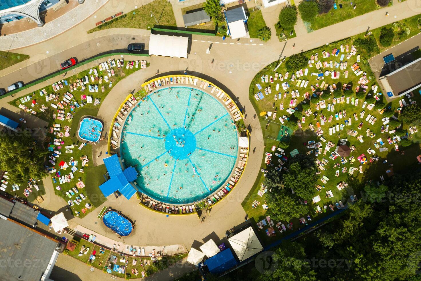 parte superior ver de un al aire libre sitio para personas a relajarse dónde allí es un nadando piscina y un lote de Dom camas foto