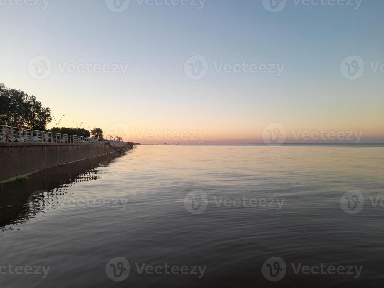 puesta de sol sobre la playa foto