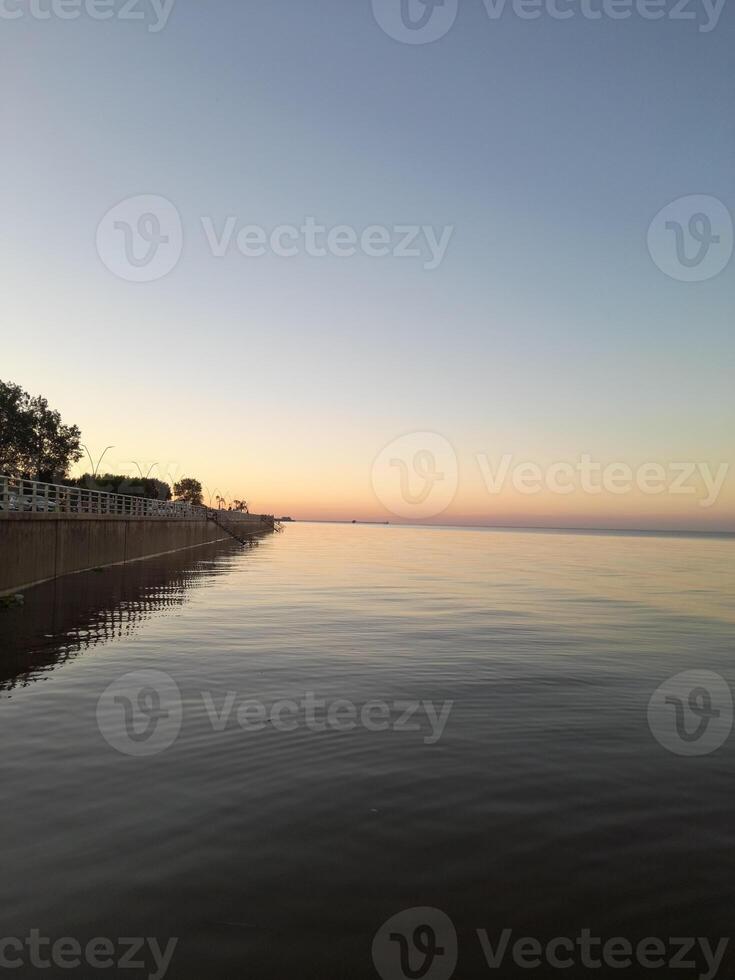 verano puesta de sol terminado el lago foto