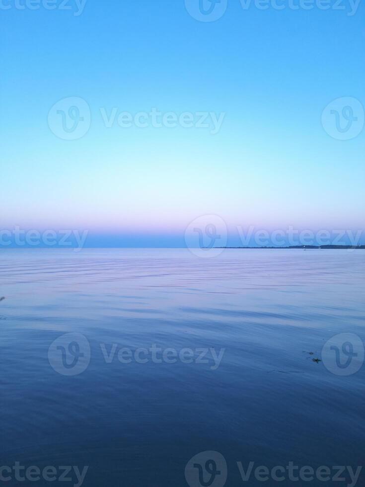 verano puesta de sol terminado el río foto