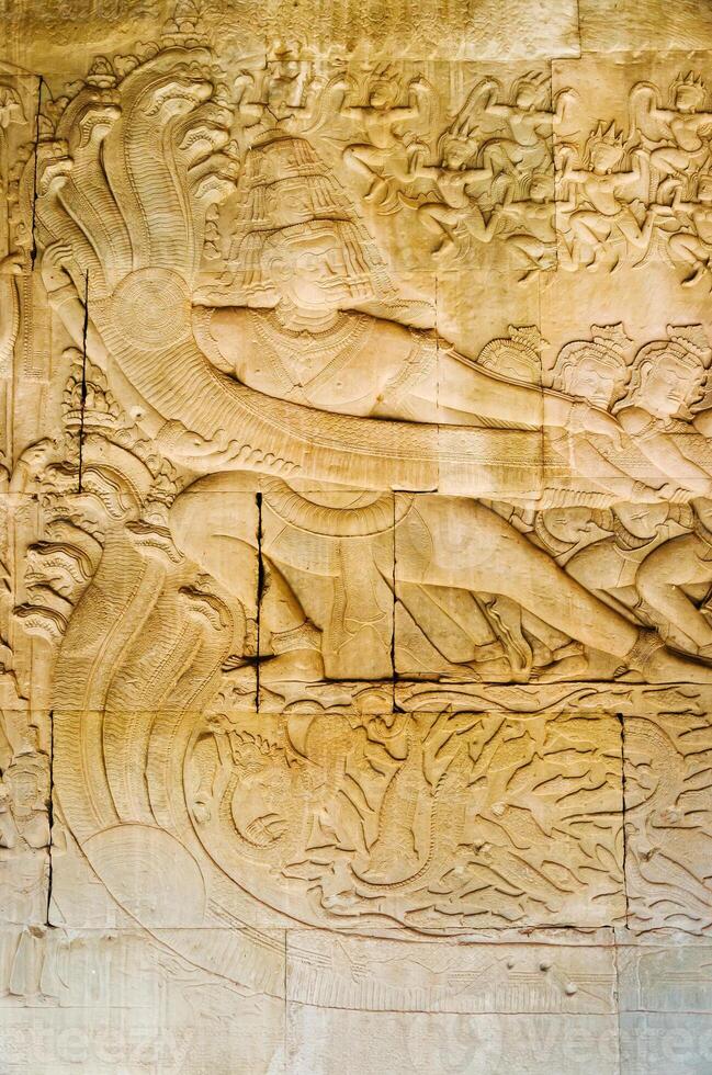 asura batiendo el Oceano bajorrelieve de angkor wat a siem recoger provincia de Camboya foto