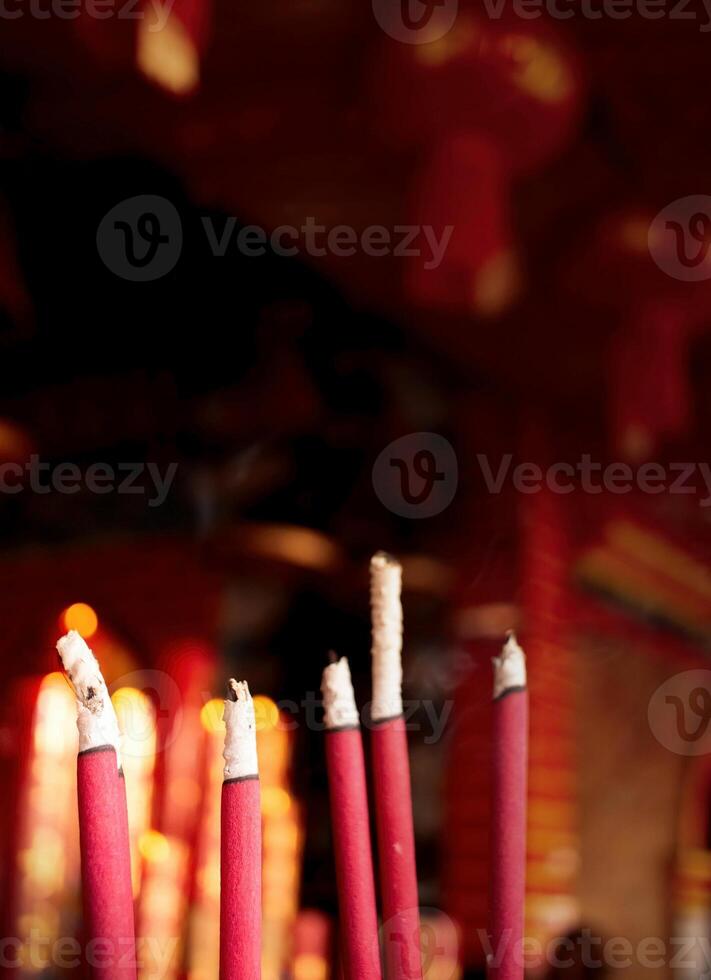 ardiente oración palos llenar el habitación como fumar olas desde el oración habitación durante chino nuevo año celebraciones eng un rey templo, malang, Indonesia foto