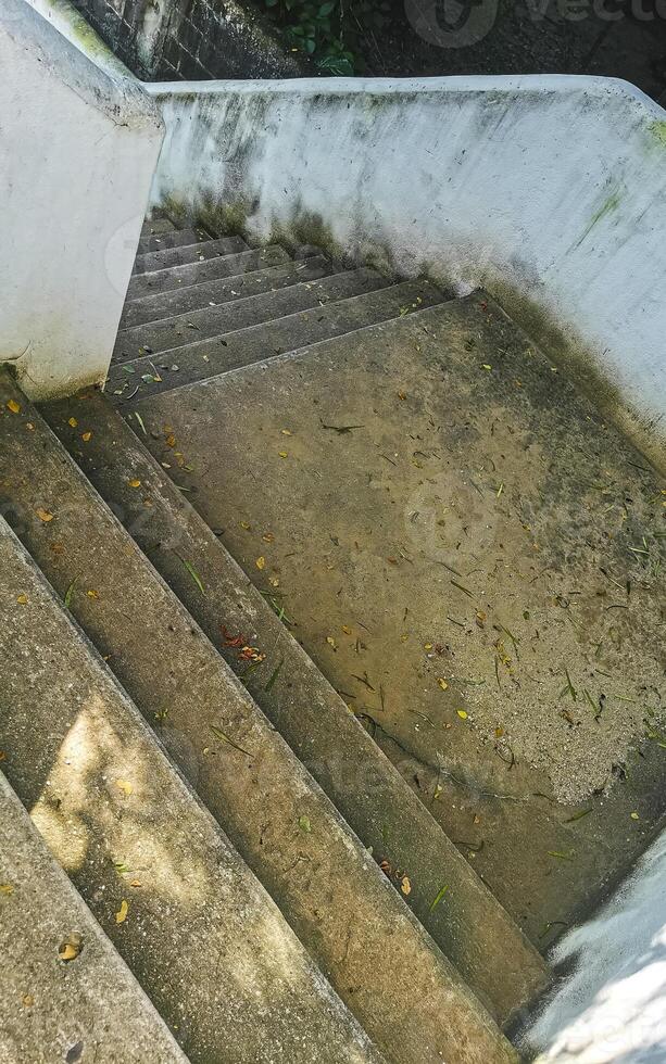 sencillo escalera pasos fuera de en puerto escondido México. foto