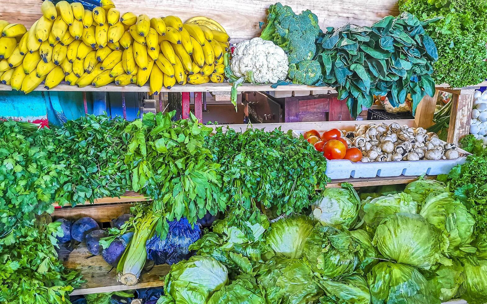 Fresco vegetales Fruta y ensalada verduras hierbas a el mercado. foto