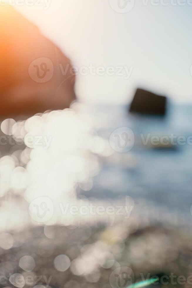 borroso dorado mar a puesta de sol. el Dom refleja y destellos en el olas con Bokeh, esclarecedor el dorado mar. fiesta recreación concepto. resumen náutico verano Oceano puesta de sol naturaleza antecedentes. foto