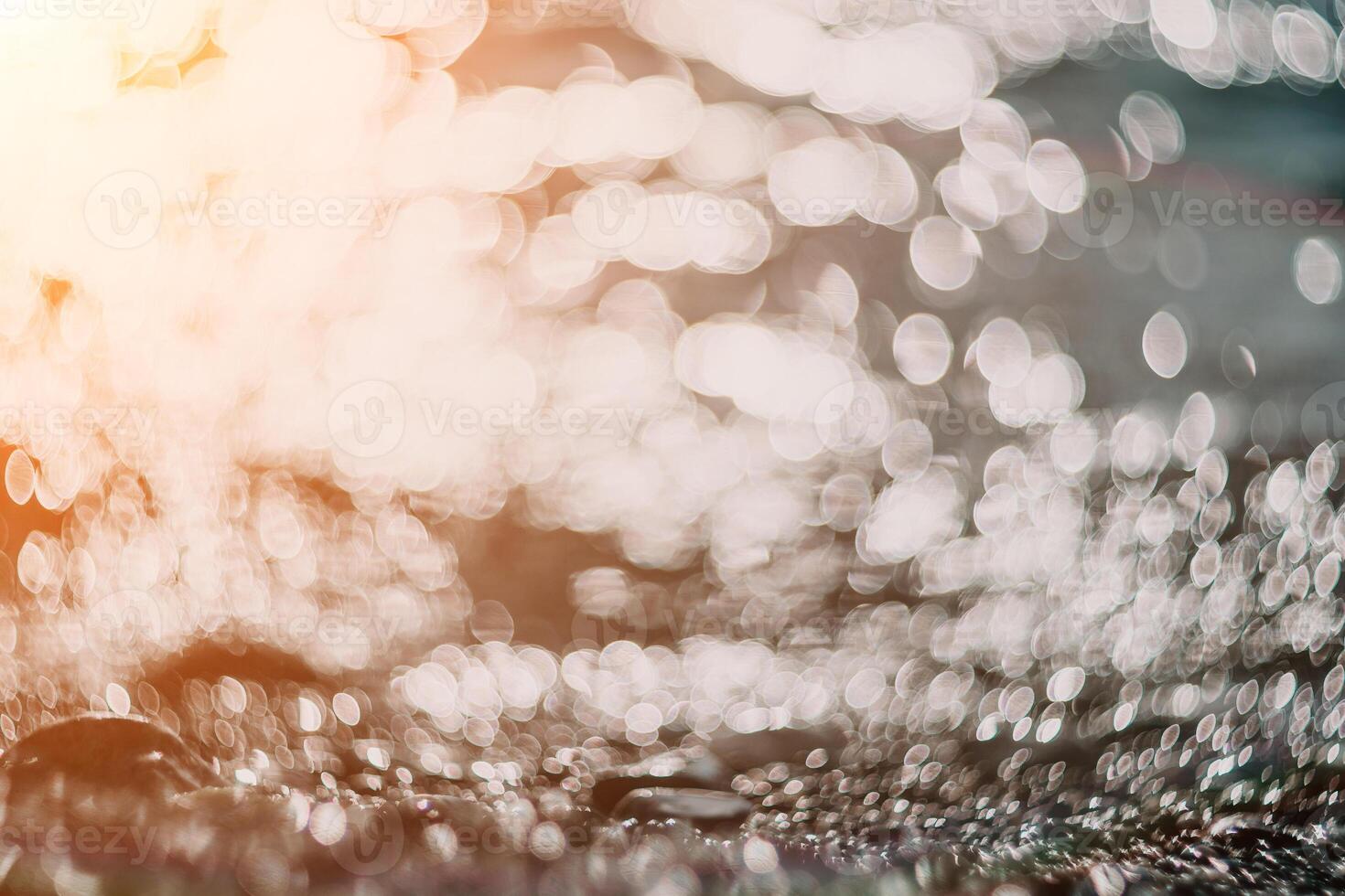 borroso dorado mar a puesta de sol. el Dom refleja y destellos en el olas con Bokeh, esclarecedor el dorado mar. fiesta recreación concepto. resumen náutico verano Oceano puesta de sol naturaleza antecedentes. foto