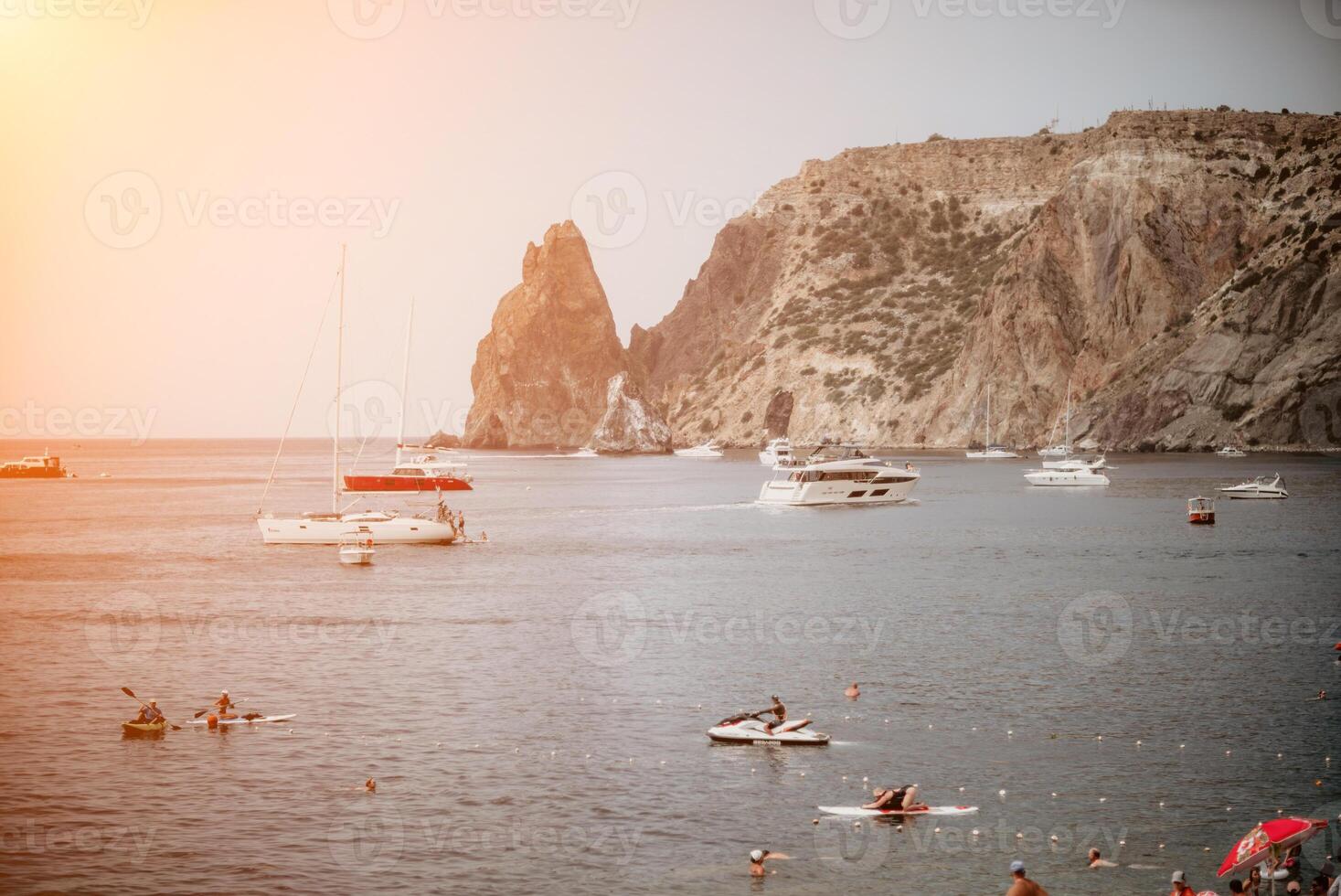 mar laguna. panorámico ver en calma azur mar y volcánico rocoso foto