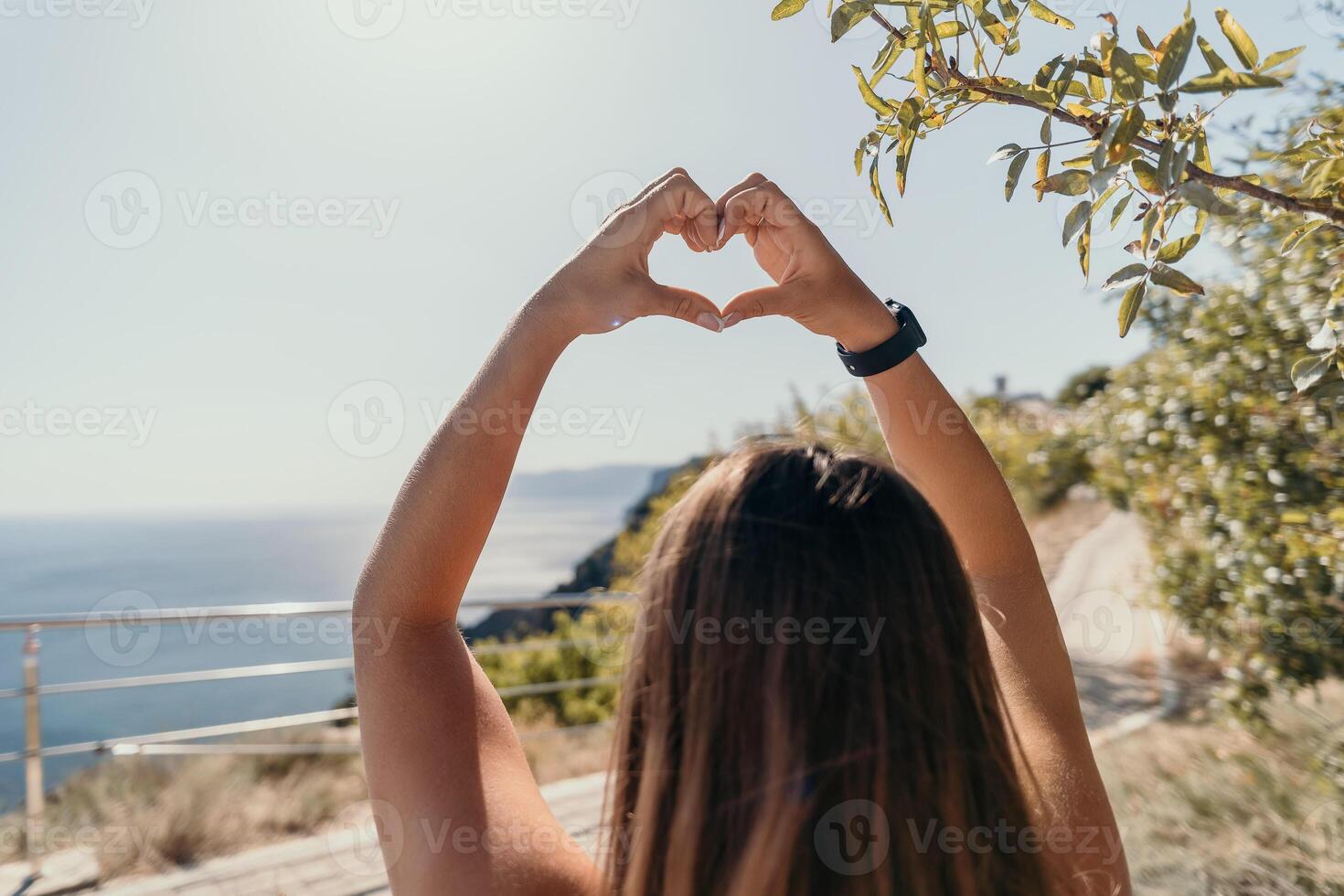 aptitud mujer mar. contento medio Envejecido mujer en naranja ropa de deporte ejercicios Mañana al aire libre en yoga estera con ordenador portátil en parque terminado Oceano playa. hembra aptitud pilates yoga rutina. sano estilo de vida. foto