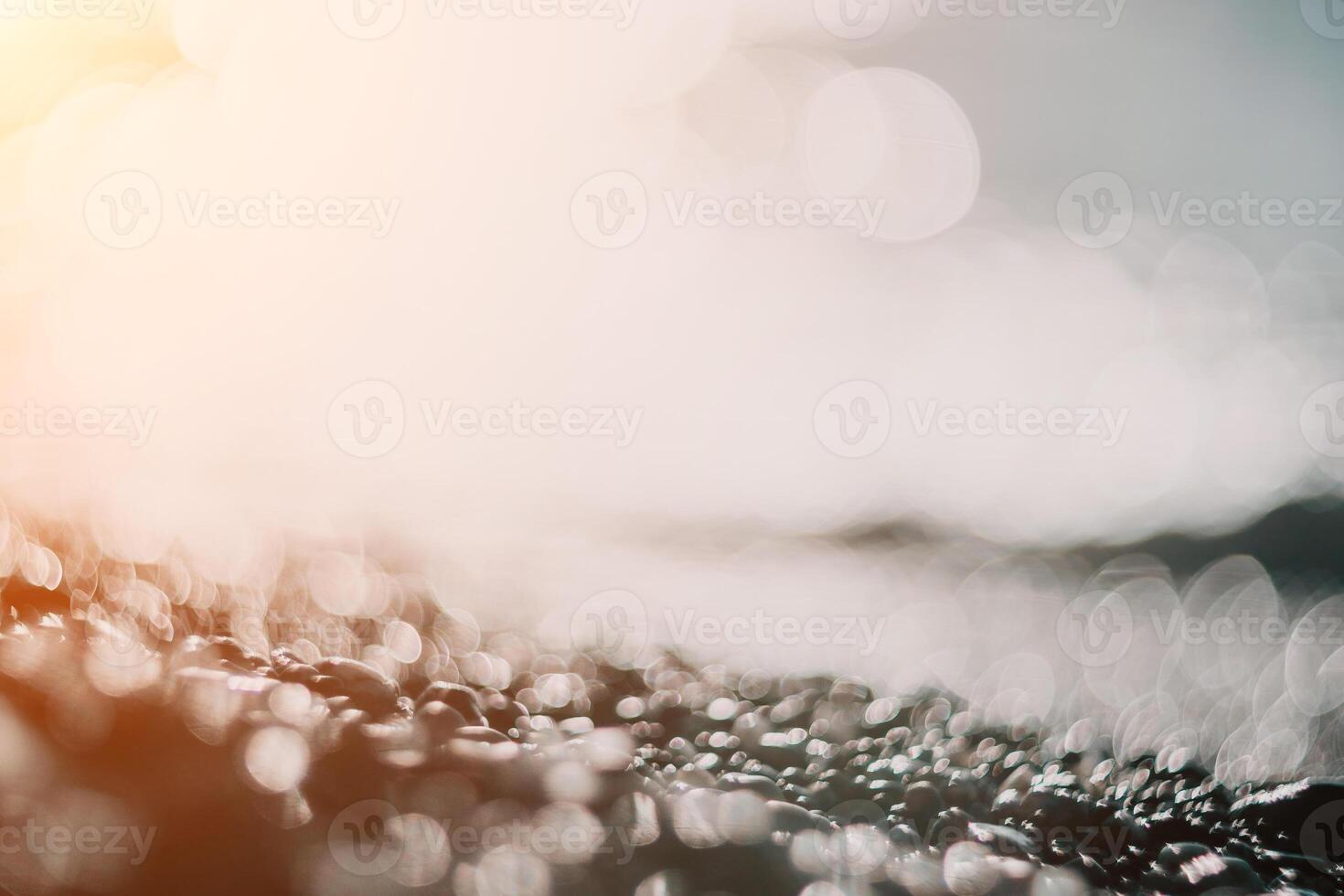 borroso dorado mar a puesta de sol. el Dom refleja y destellos en el olas con Bokeh, esclarecedor el dorado mar. fiesta recreación concepto. resumen náutico verano Oceano puesta de sol naturaleza antecedentes. foto