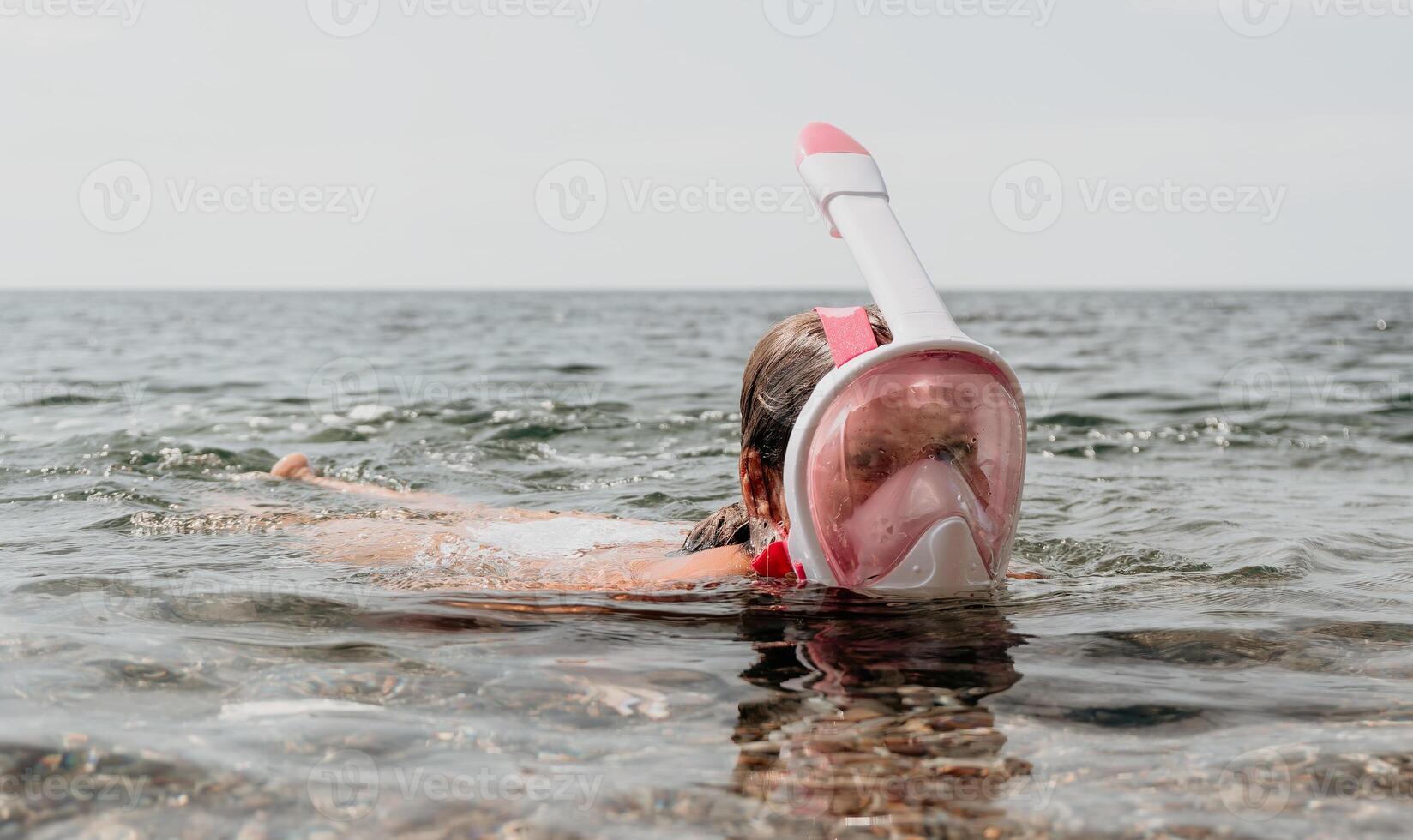 joven contento mujer en blanco bikini y vistiendo rosado máscara obtiene Listo para mar bucear. positivo sonriente mujer relajante y disfrutando agua ocupaciones con familia verano viaje Días festivos vacaciones en mar. foto