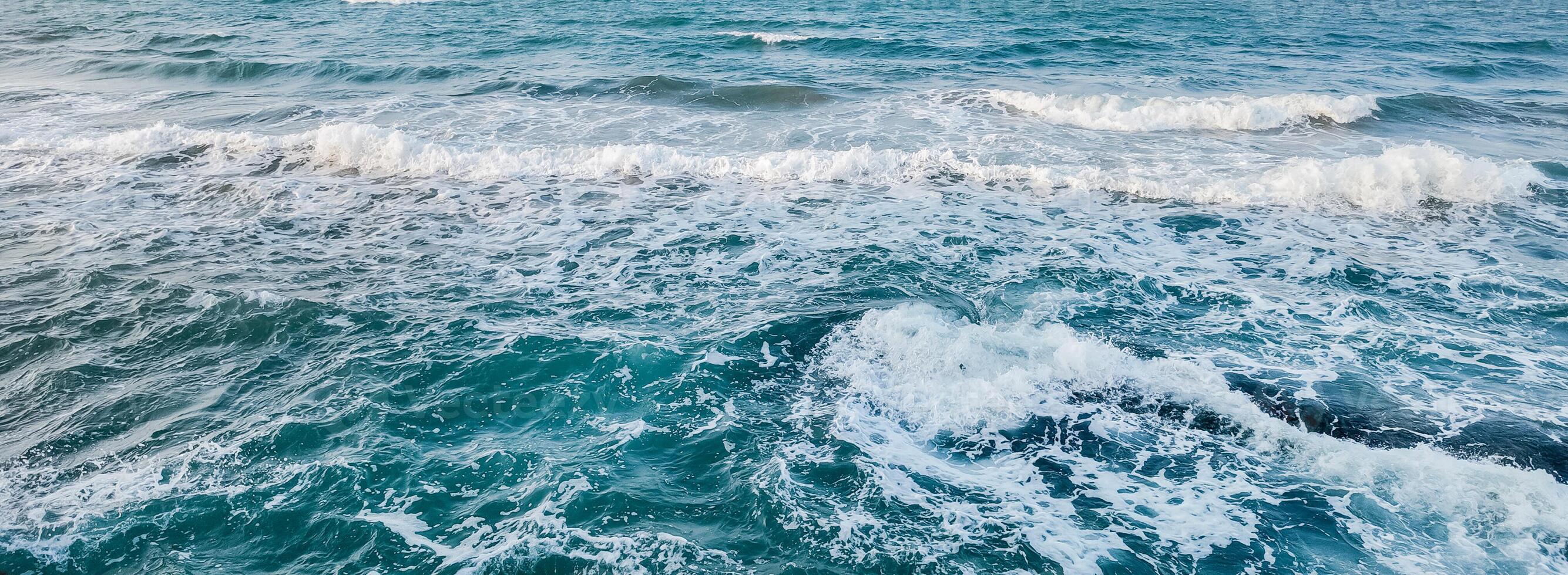 aéreo azul Oceano ondas, tranquilo antecedentes foto