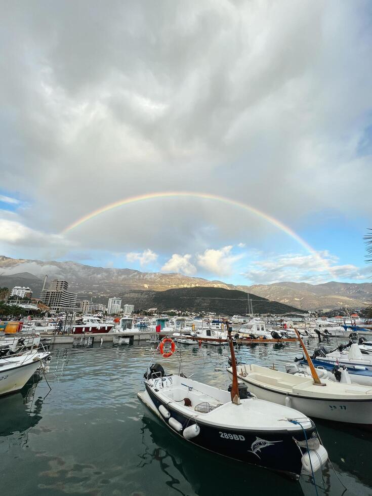 buda, montenegro - 25 diciembre 2022. arco iris en el cielo terminado el montañas encima el centro de deportes acuáticos foto