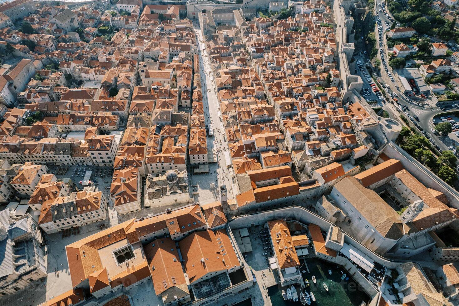 rojo embaldosado techos de antiguo Roca casas dubrovnik, Croacia. parte superior ver foto