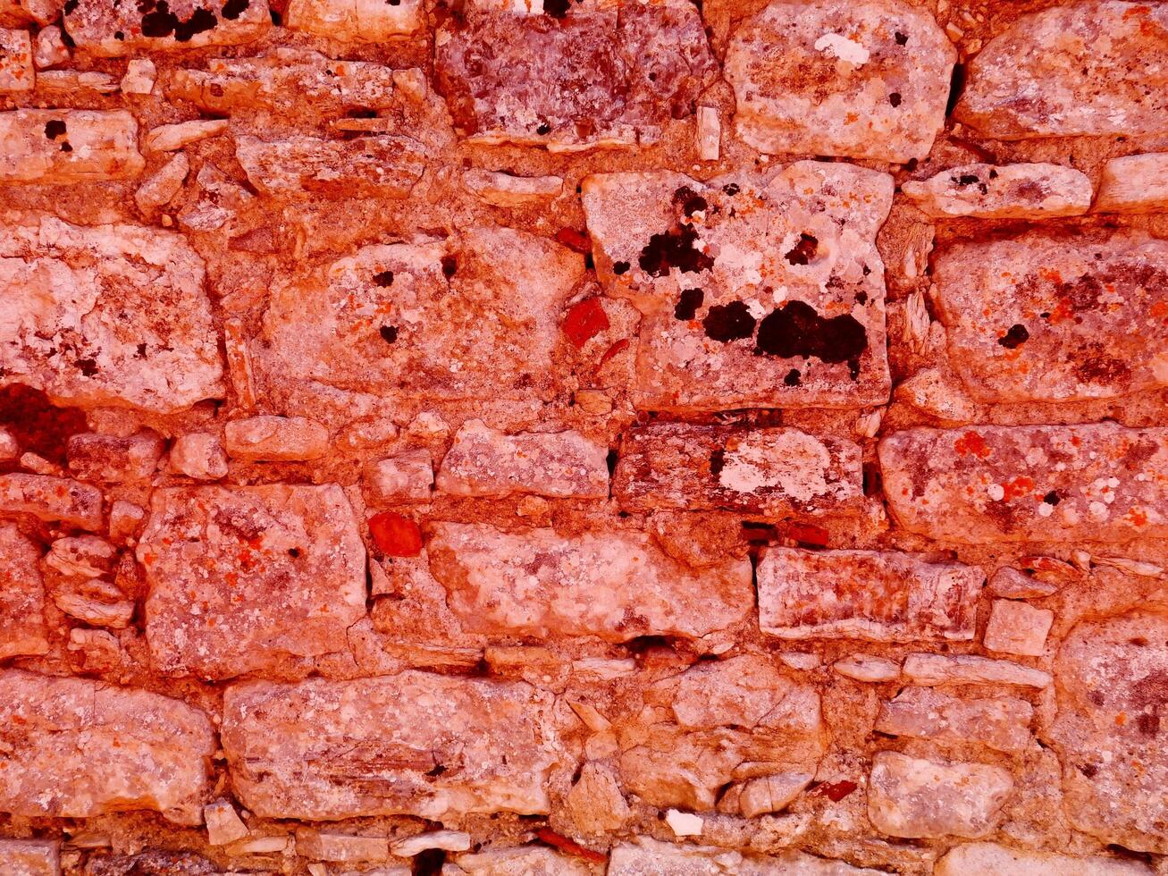 textura de piedra roja en el jardín foto