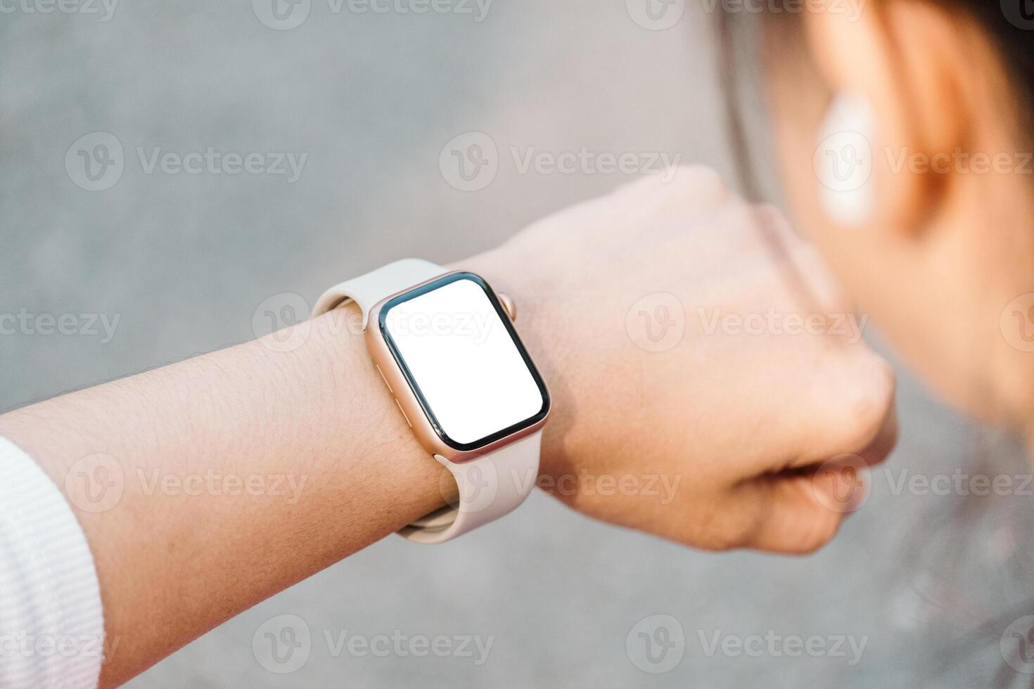 de cerca de un persona muñeca vistiendo un moderno reloj inteligente con un blanco pantalla, indicando conectividad y tecnología en todos los días vida. foto