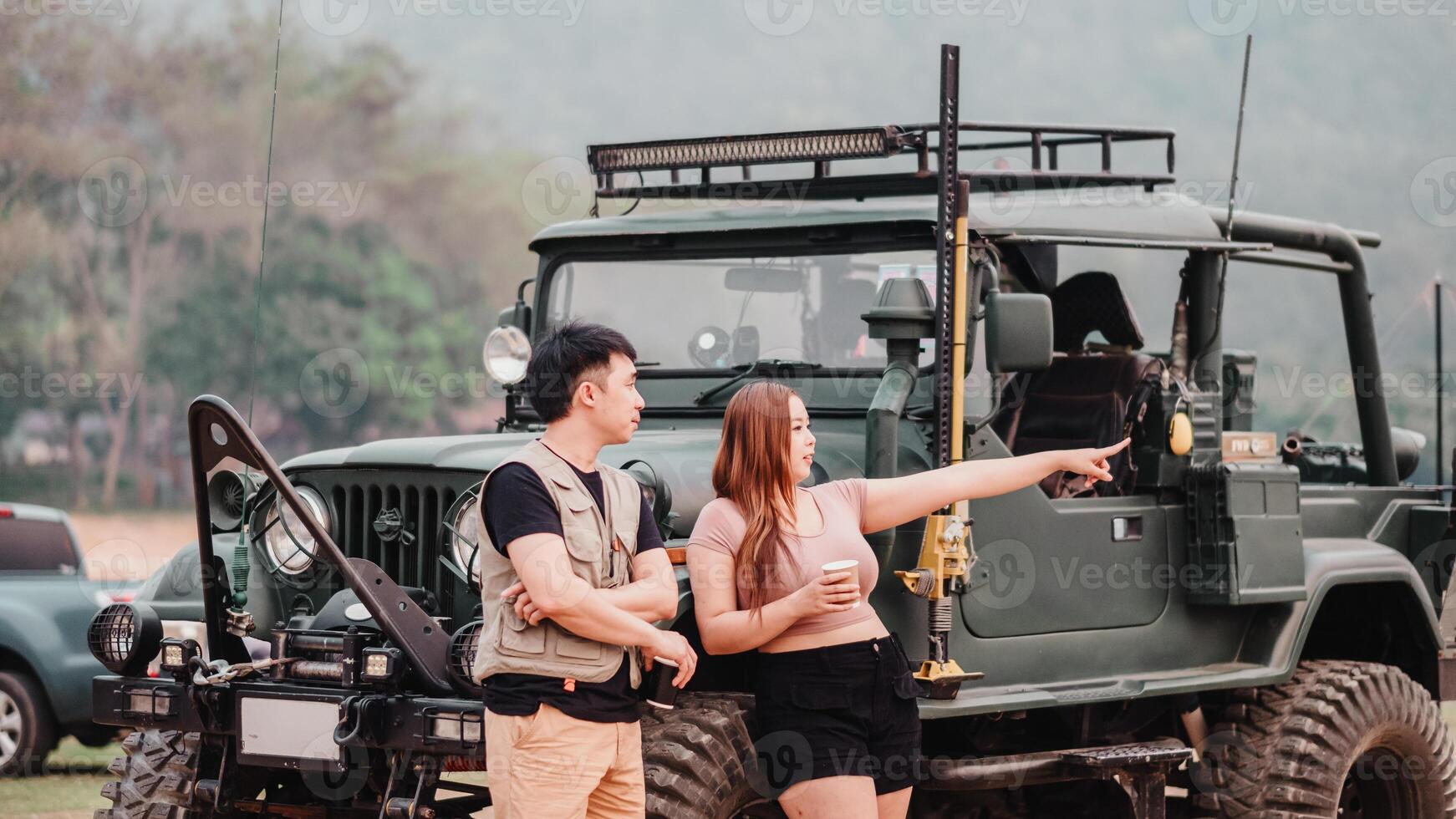 mujer puntos dentro el distancia, que se discute el viaje adelante con su compañero, como ellos estar por su escabroso fuera del camino coche. foto