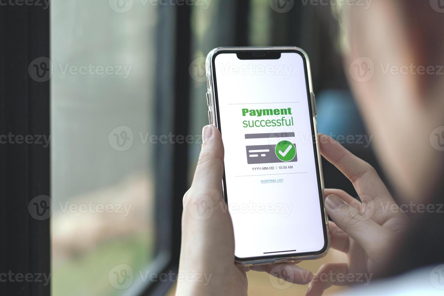 en línea financiero actas y pago exitoso. de cerca de mano utilizando teléfono inteligente para pago de compras transacción por crédito tarjeta en línea bancario foto