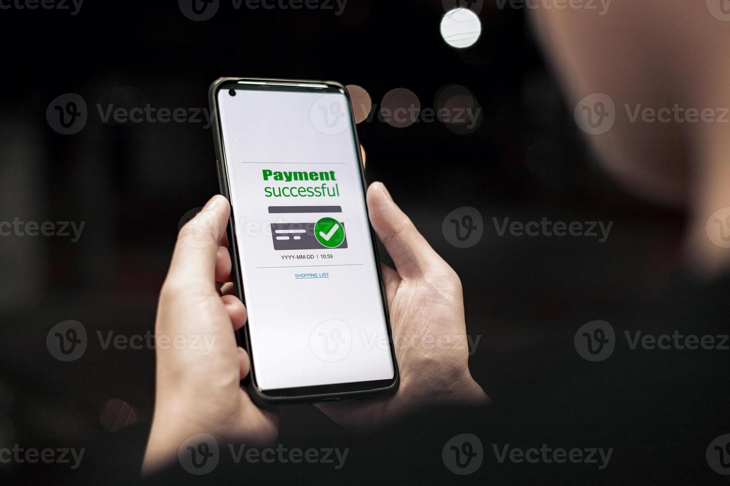 en línea financiero actas y pago exitoso. de cerca de mano utilizando teléfono inteligente para pago de compras transacción por crédito tarjeta en línea bancario foto