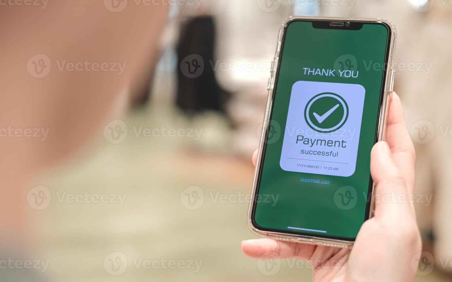 en línea financiero actas y pago exitoso. de cerca de mano utilizando teléfono inteligente para pago de compras transacción por crédito tarjeta en línea bancario foto