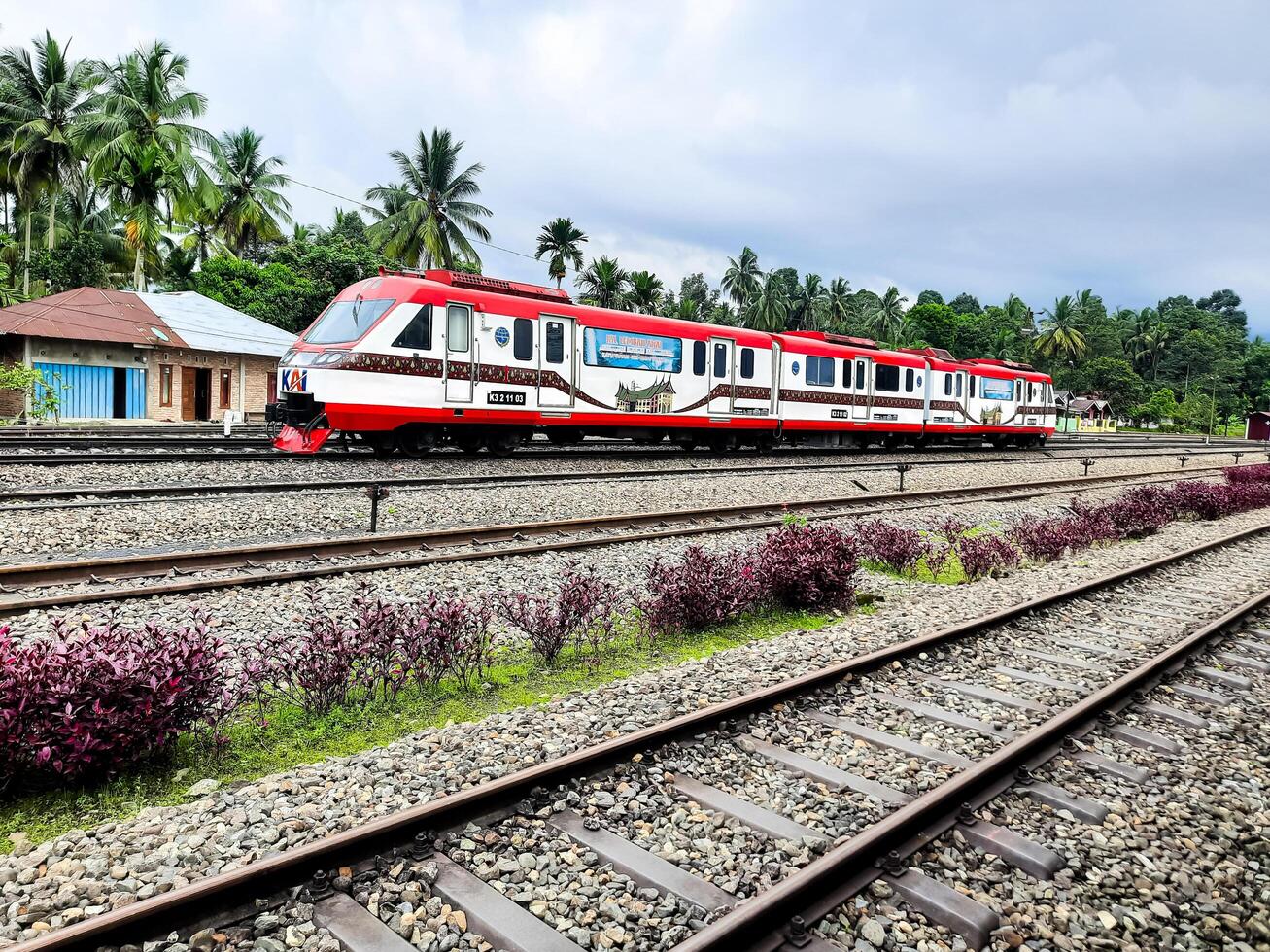 pasajero tren carruajes ligado para padang - kayutanam son en apoyar a el ferrocarril estación en kayutanam, padang pariaman regencia, Oeste Sumatra provincia en Indonesia foto