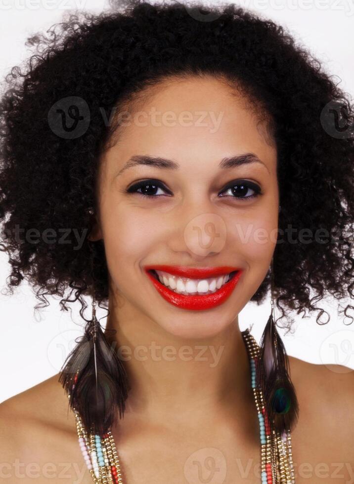 sonriente retrato atractivo ligero desollado negro mujer foto