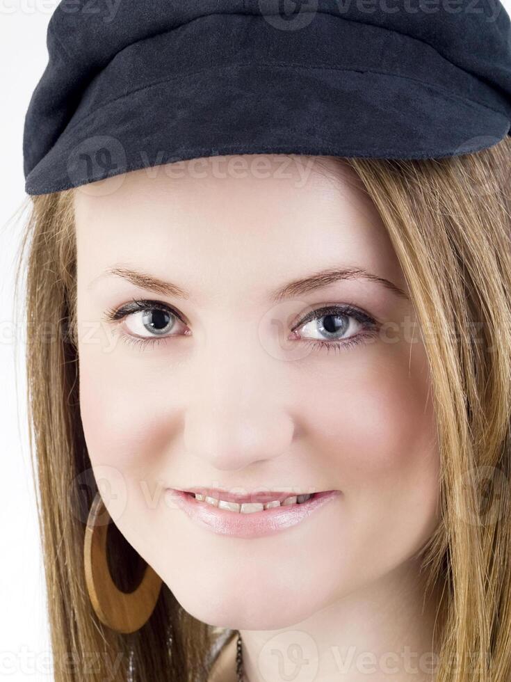 de cerca retrato de joven caucásico mujer en negro sombrero foto