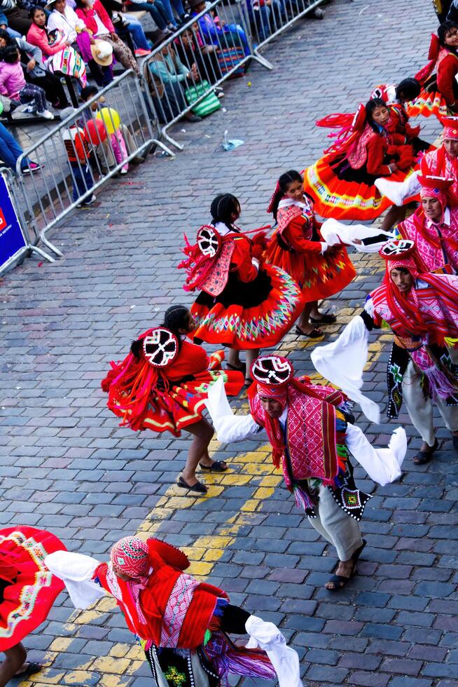 cusco, Perú, 2015 - hombres y mujer bailando en desfile sur America foto