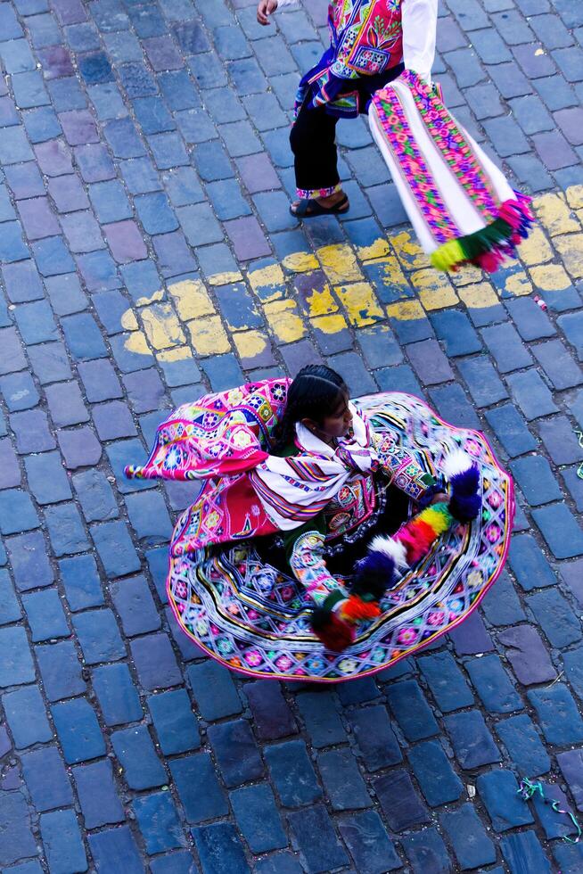 cusco, Perú, 2015 - mujer en tradicional disfraz bailando Inti Raymi festival sur America foto