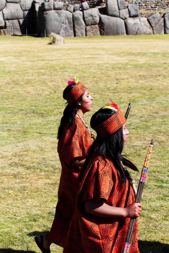 cusco, Perú, 2015 - dos mujer en tradicional disfraz Inti Raymi festival foto