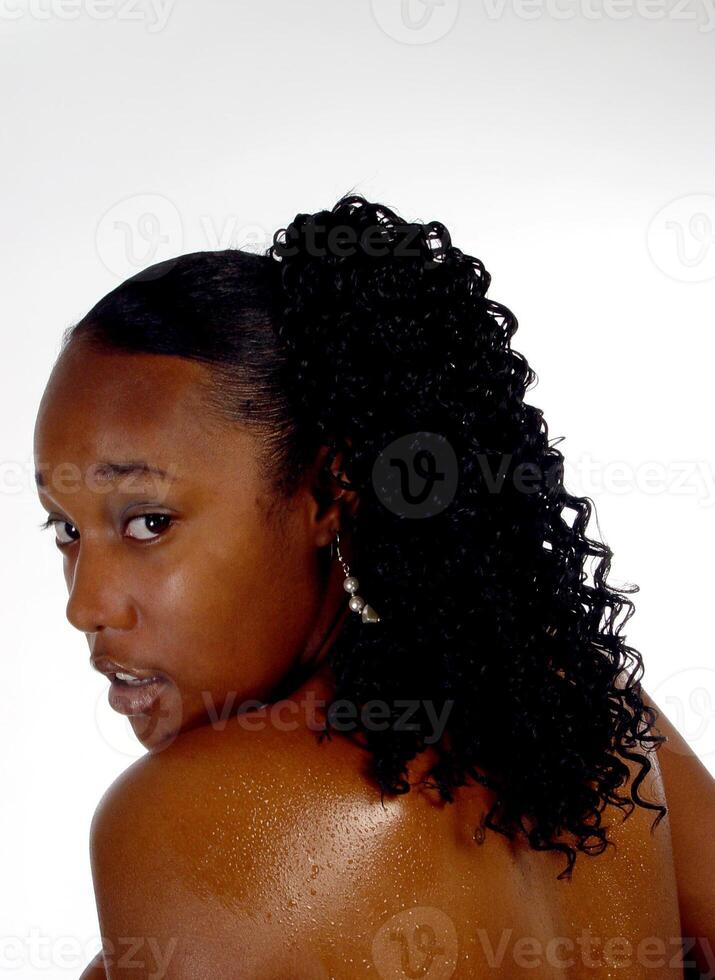 desnudo espalda retrato de africano americano mujer con agua y petróleo foto